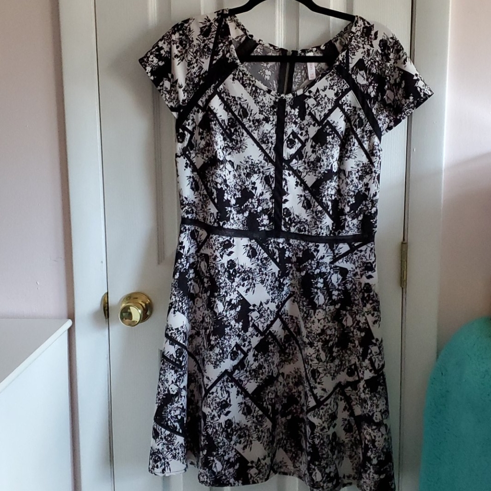 Size L Xhilaration Black and White Skater Dress